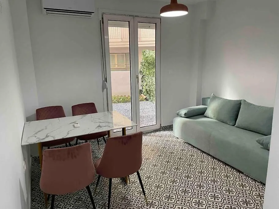 סלוניקי Family Apartment With Private Yard Next To Agios Dimitrios Church יוון
